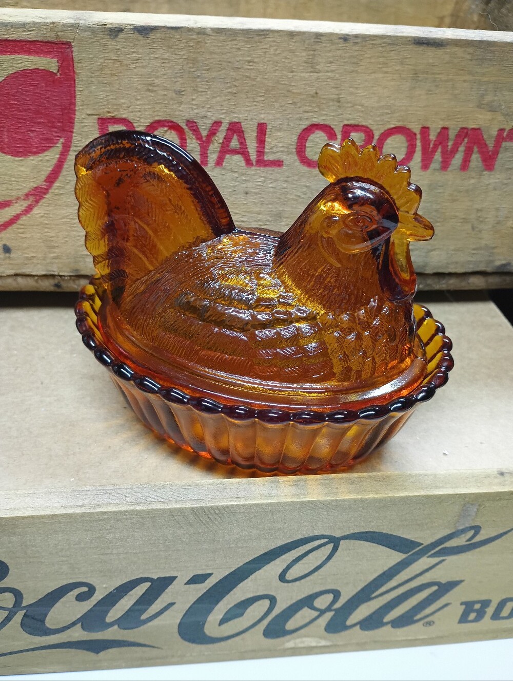 Rosso - Westmoreland  - Mosser Amber Hen On Nest Rooster W/Ribbed Base